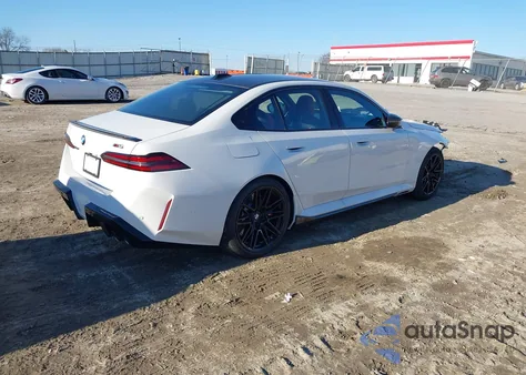 2026 BMW M5 z USA, uszkodzony, nr VIN WBS83FK02TCW43178